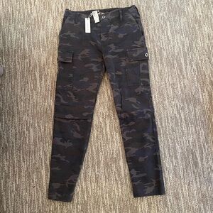 Olivaceous size M cargo camo pants NWT